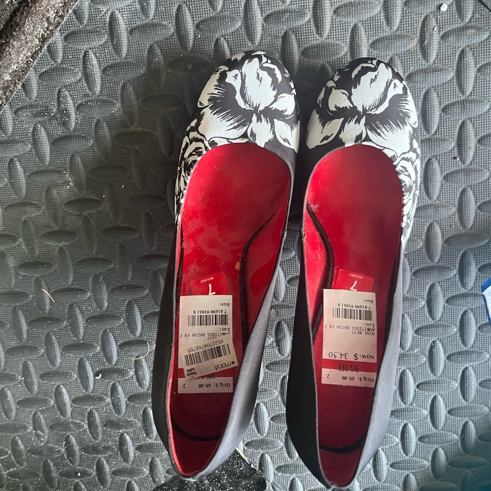 Nine West Ambitious Black White Floral Satin Pumps